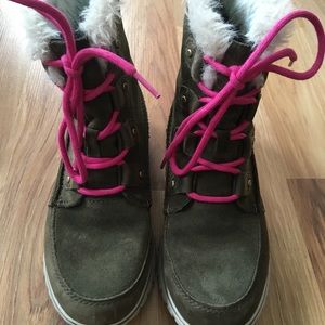 Sorel green women’s winter boots